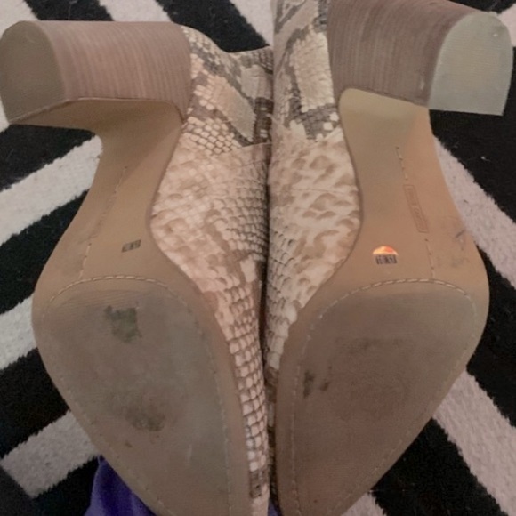🐍 PYTHON VINCE CAMUTO BOOTIES - Picture 4 of 11